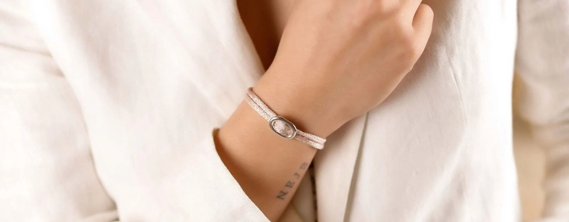 Comment associer votre bracelet femme à vos tenues pour un look parfait ?