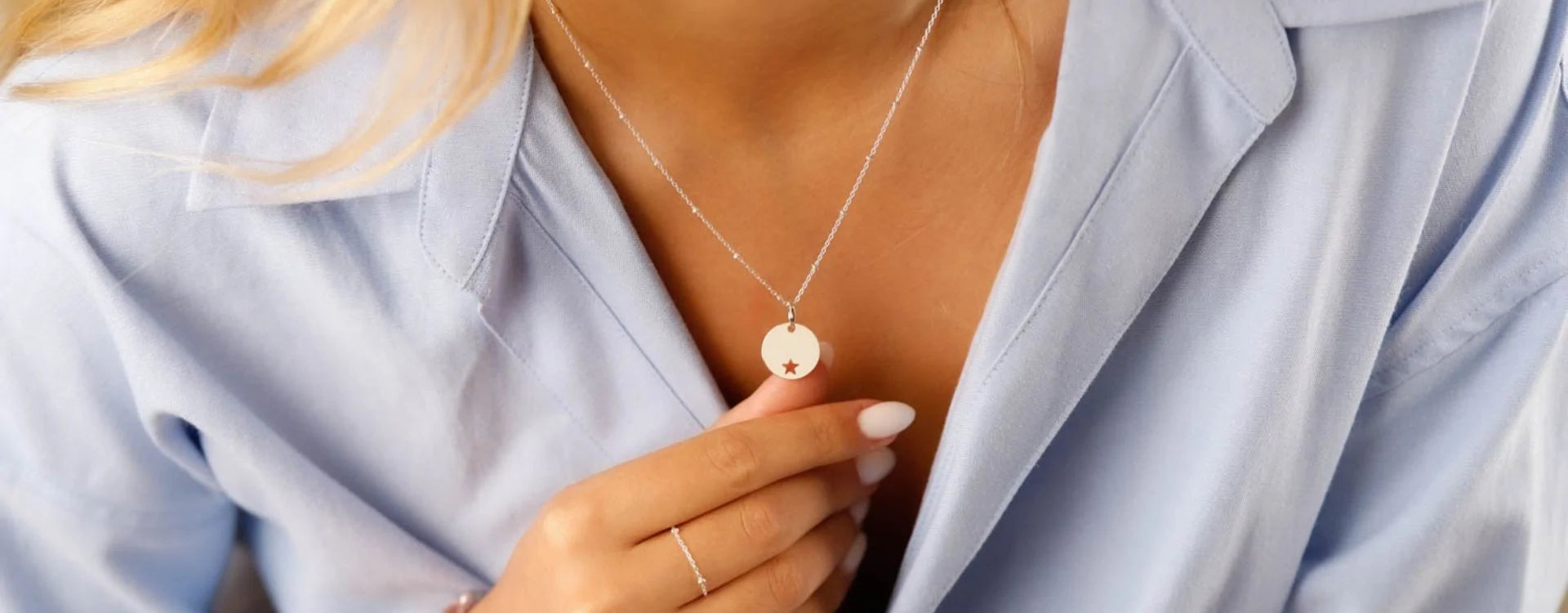 Les tendances actuelles en matière de colliers en argent : formes, symboles et personnalisation