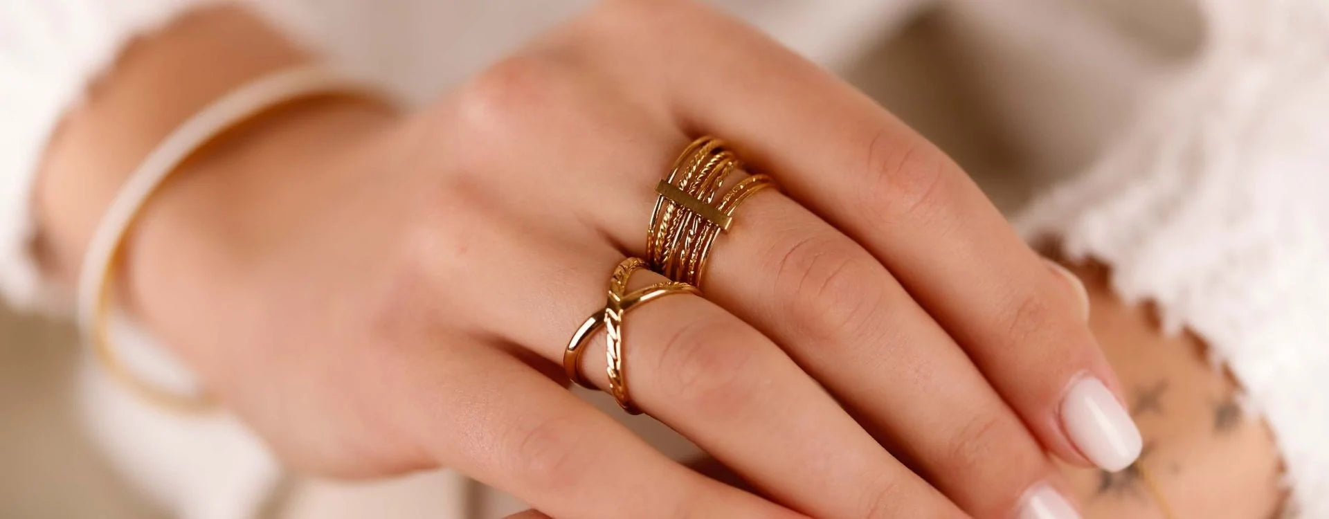 Comment associer une bague en acier inoxydable avec d’autres bijoux ?
