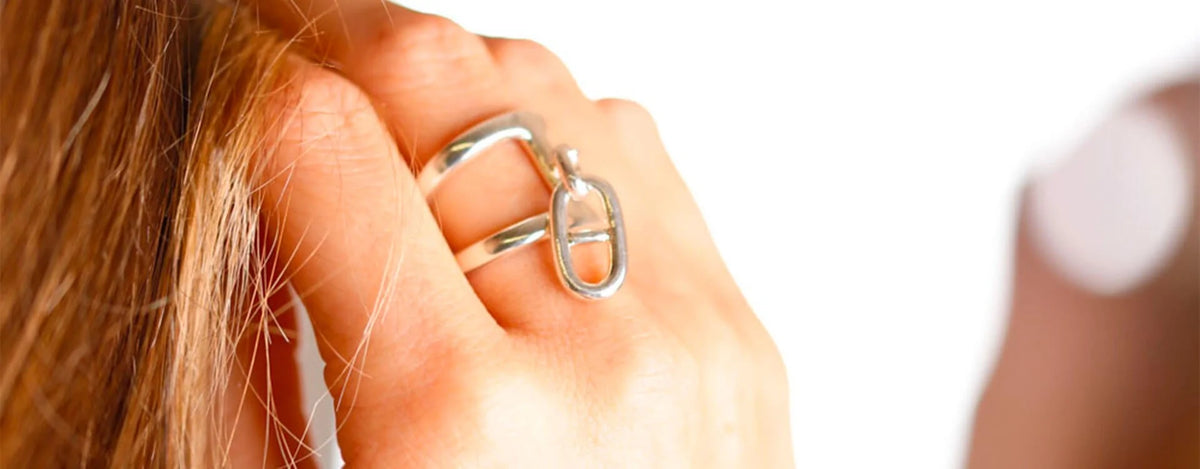 La beauté intemporelle : L'esthétique minimaliste d'une bague en argent