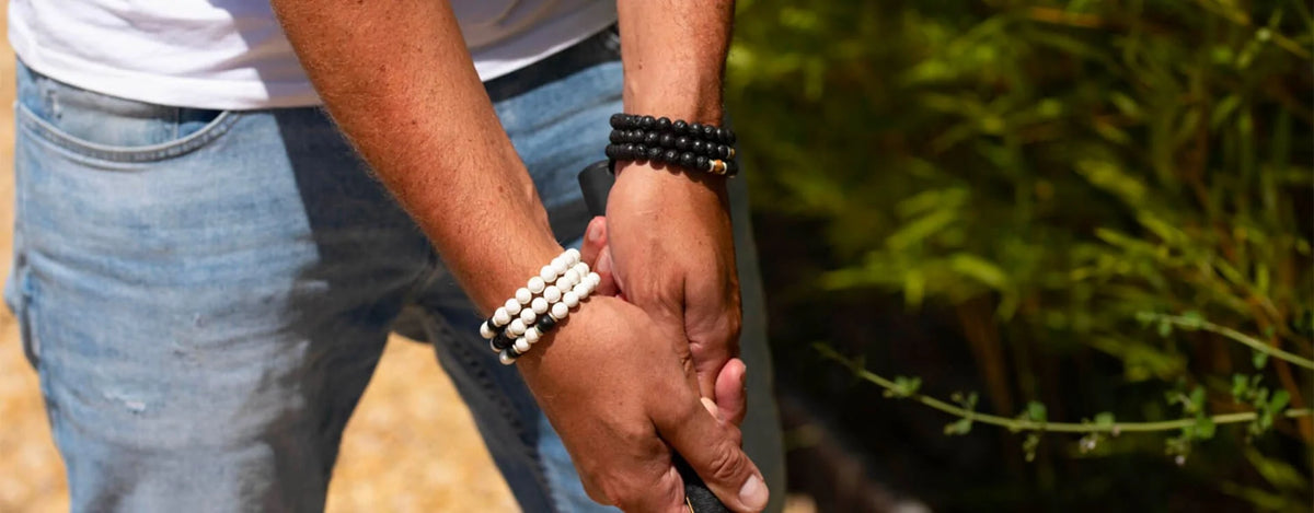 Les associations de couleurs classiques dans un bracelet perle homme