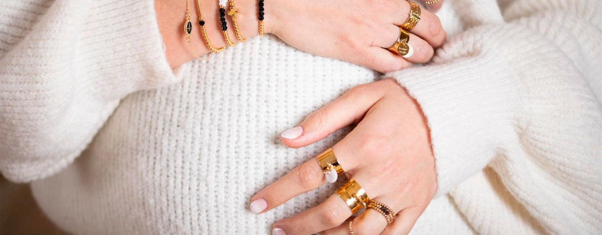Élégance maternelle : Bijoux femme sécuritaires pour les futures mamans