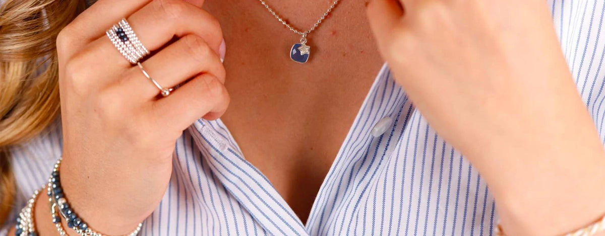 Les bijoux femme en argent vs plaqué or : Quel métal choisir?