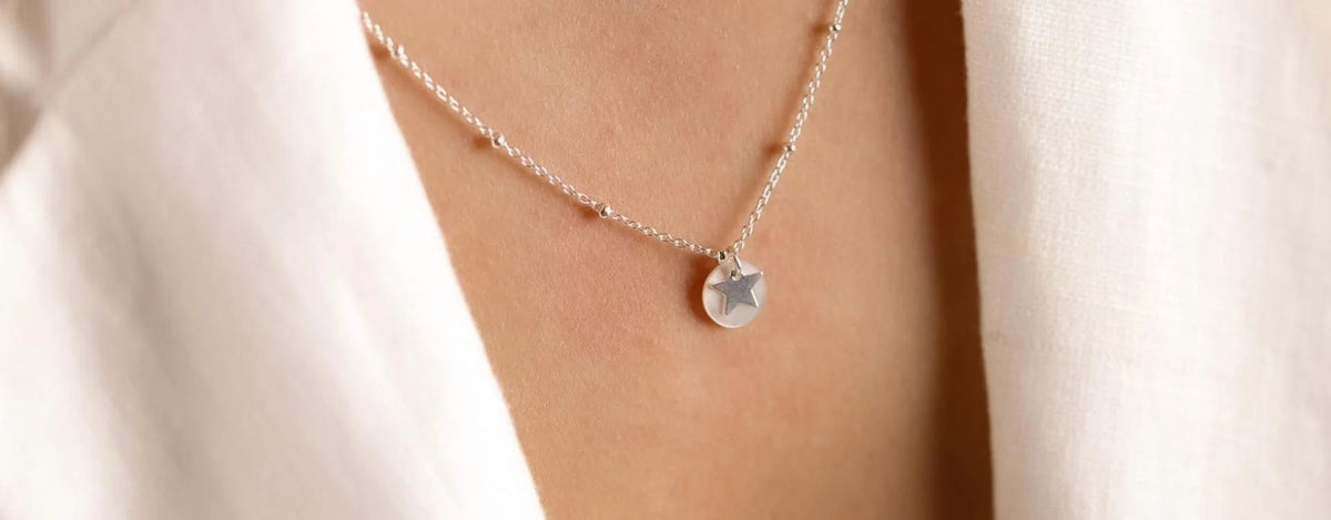 Idées de cadeaux pour femmes : colliers en argent à offrir