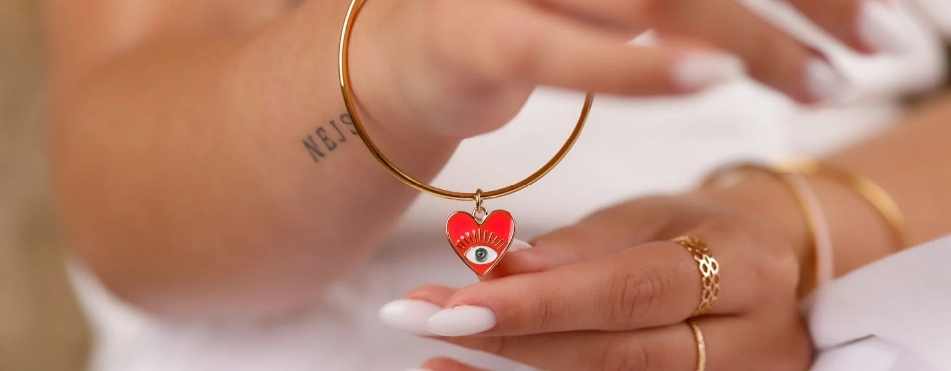Comment accessoiriser vos tenues d’été avec des bijoux colorés ?