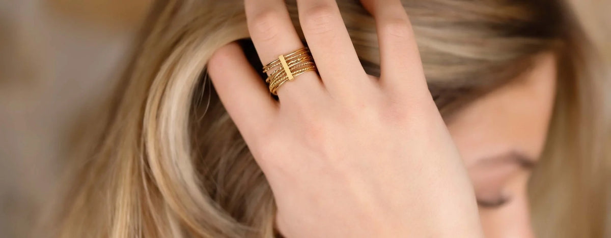 Les bijoux indispensables de l’été : perles, coquillages, doré et couleurs éclatantes