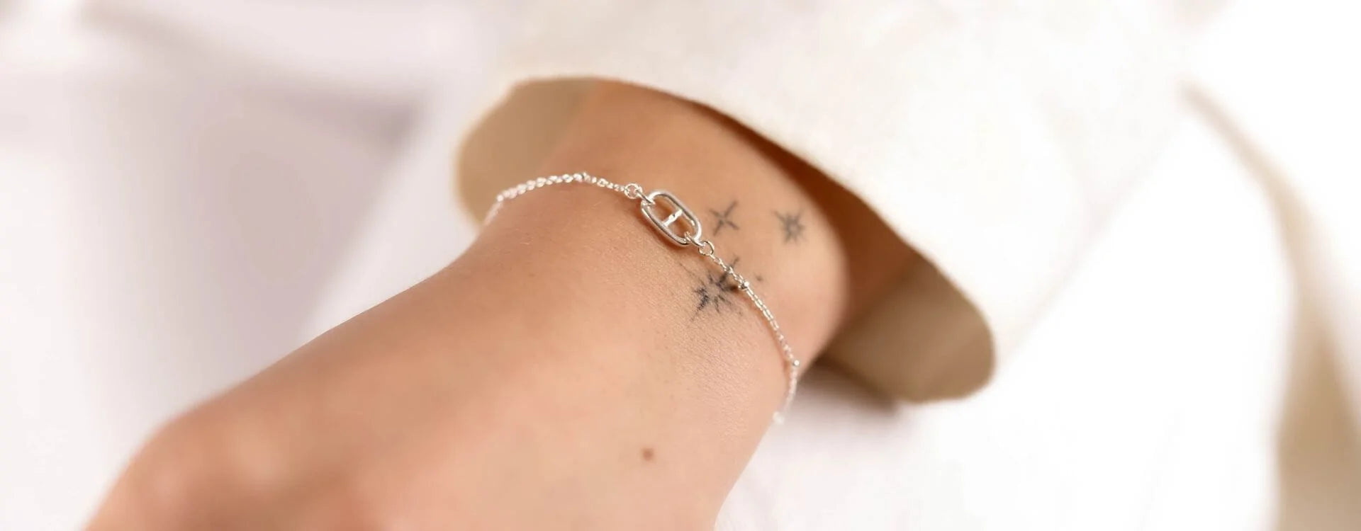 Les bracelets en argent c’est l’accessoire indispensable du moment