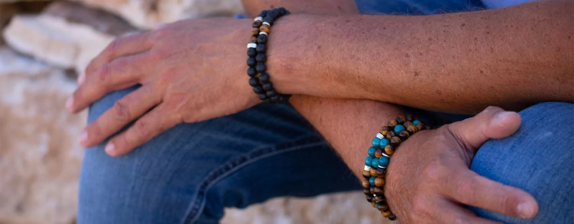 Comment porter un bracelet perles homme au travail avec élégance et professionnalisme