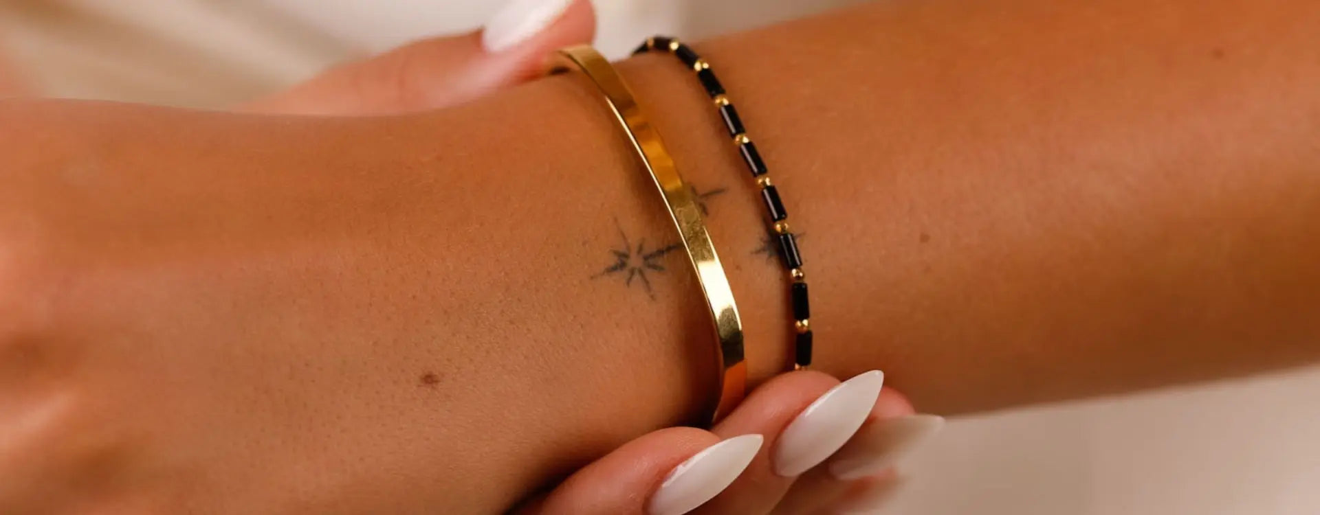 Associer un bracelet acier inoxydable avec d’autres matières : or, cuir, perles