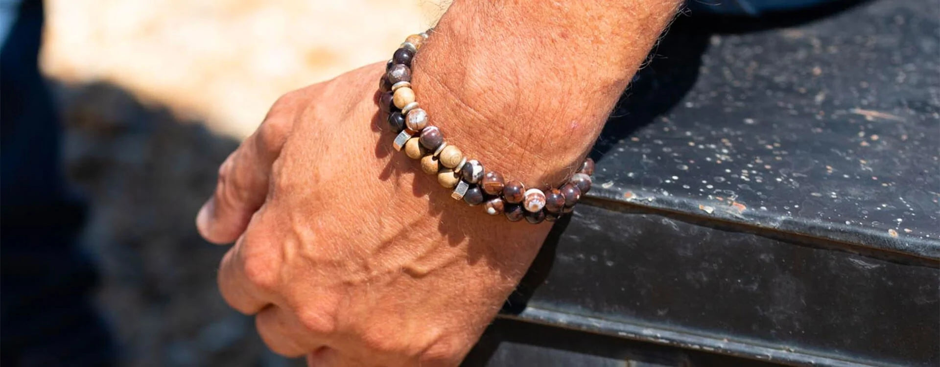 Guide complet pour choisir le bracelet en perles homme parfait à offrir