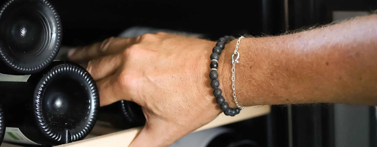 Le bracelet homme pierre : élégance et énergie au poignet