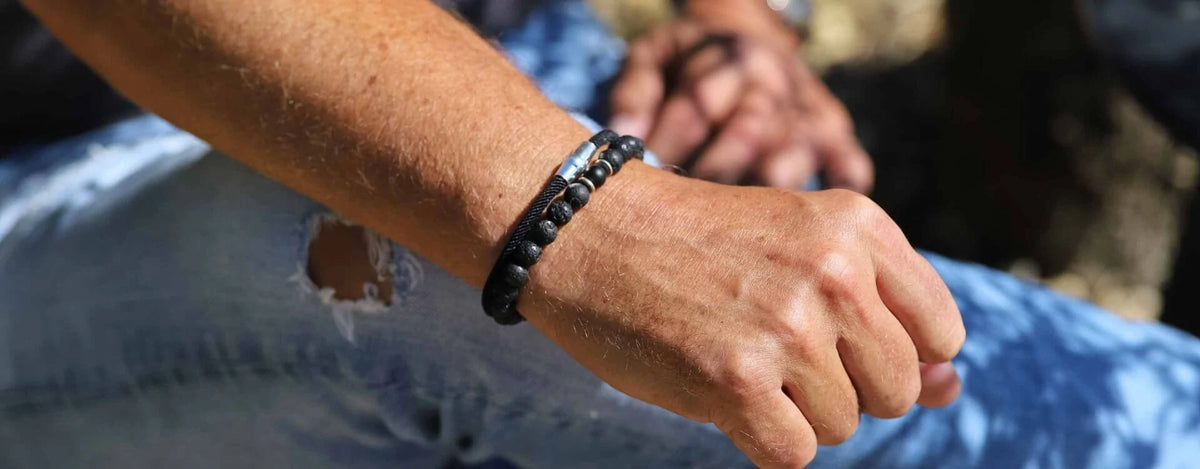 L’accessoire indispensable du moment c’est le bracelet homme perle !