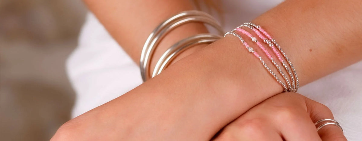 Les couples en bracelets : Comment coordonner vos bracelets en argent