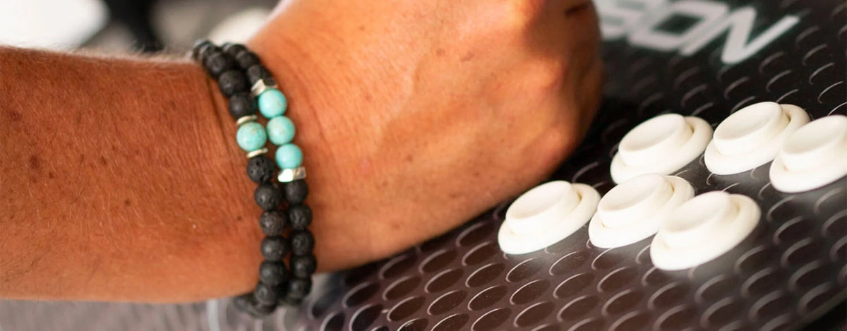 L'élégance des bracelets perles homme à travers les saisons