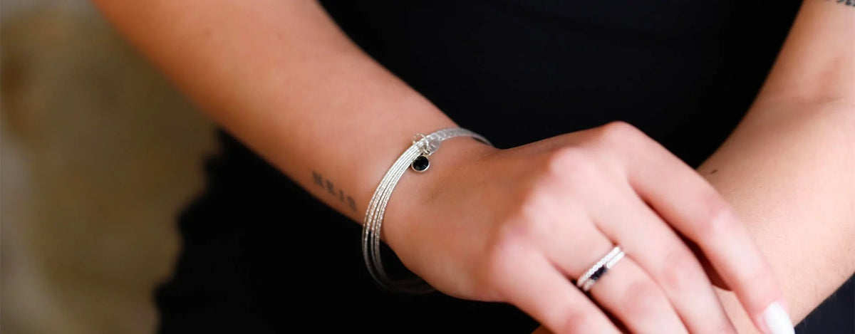 Découvrez l'art et l'engagement derrière les bracelets en argent artisanaux