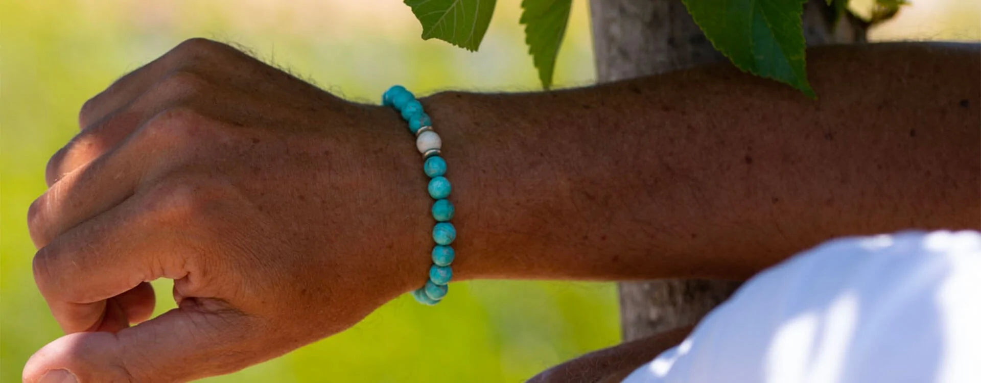 L'art du choix : exprimez-vous avec un bracelet perles homme en jouant sur la symbolique des couleurs