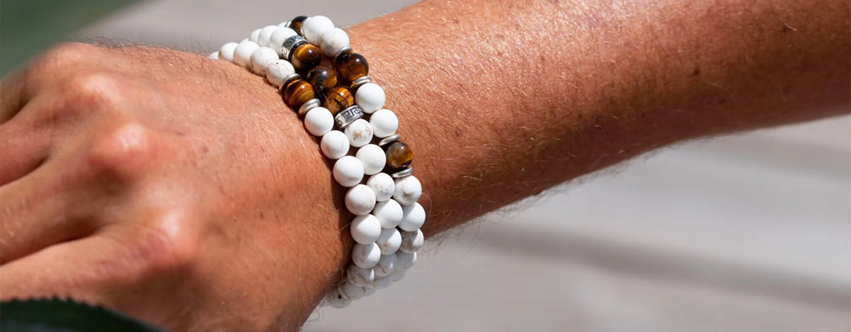 Comment porter un bracelet perles homme avec style ?