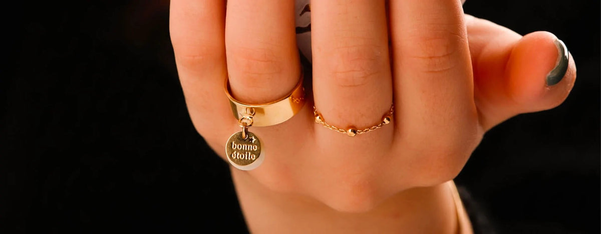 Noël scintillant : Les bijoux femme pour un éclat festif