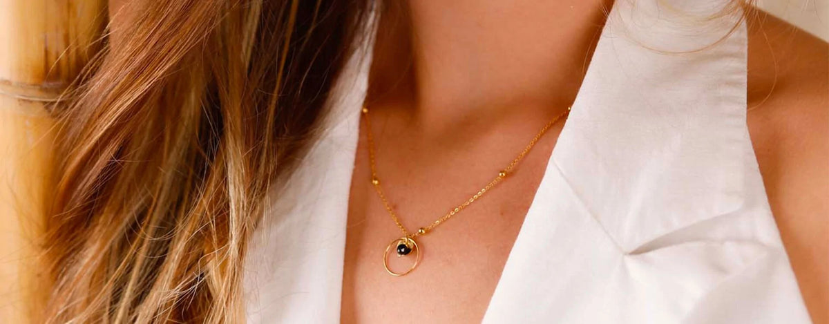 Au-delà de l'éclat : La symbolique profonde des colliers plaqué or