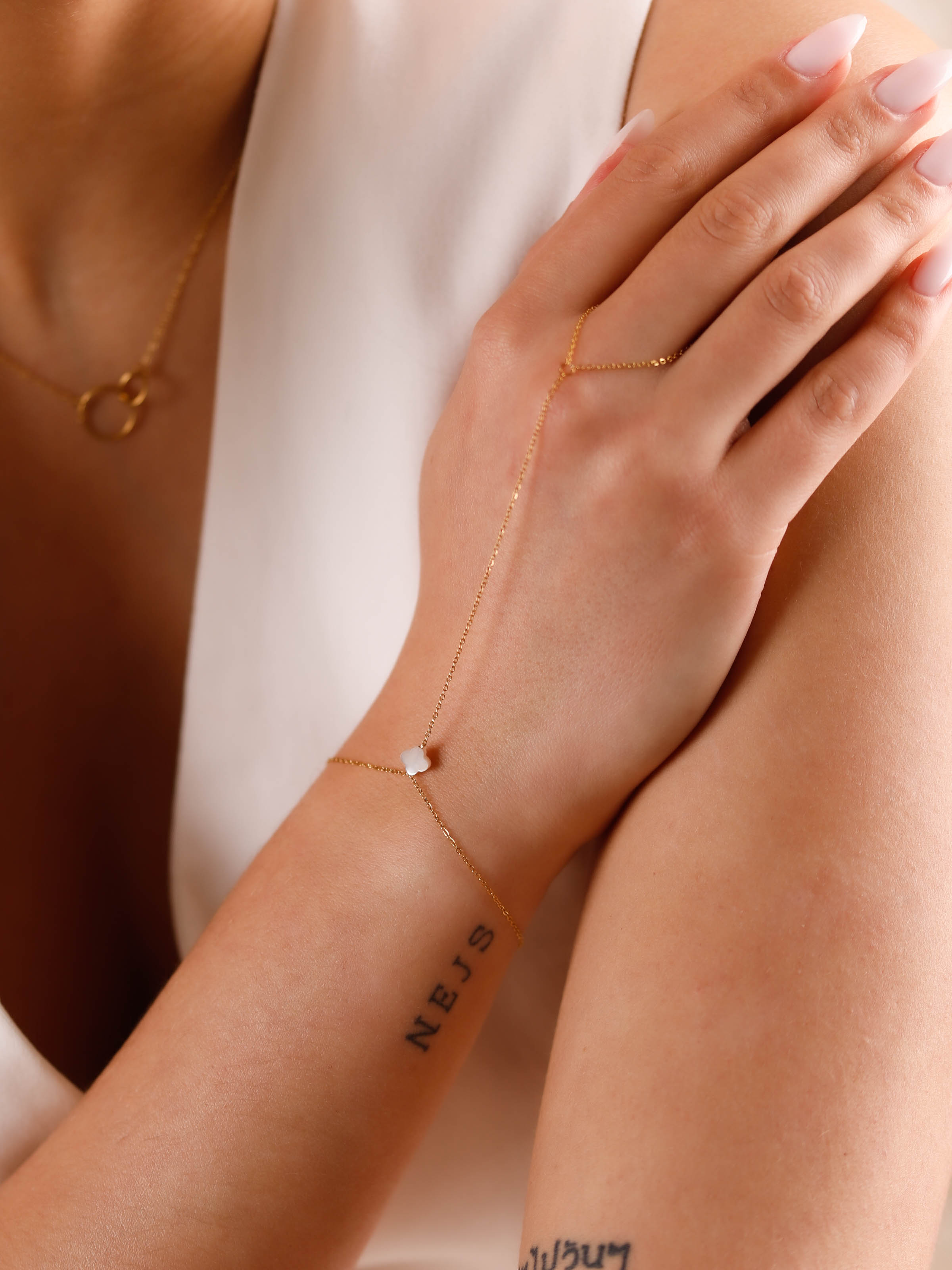 bracelet de main en acier inoxydable et nacre pour femme